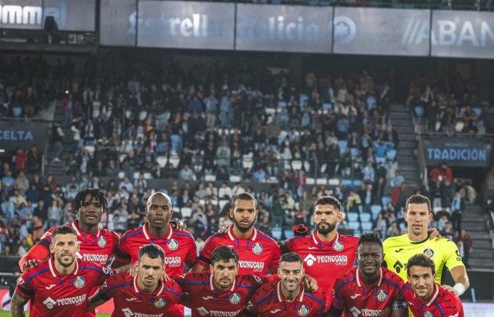 الدوري الإسباني، سيلتا فيجو يتقدم على خيتافي 1-0 في الشوط الأول (صور)الإثنين 04/نوفمبر/2024 - 11:05 م
تقدم فريق سيلتا فيجو على نظيره خيتافي بنتيجة 1-0 في الشوط الأول من المباراة التي تجمع بينهما على ملعب ضمن منافسات الجولة 12 من الدوري الإسباني لكرة القدم - الليجا. جاء هدف سيلتا فيجو عن طريق اللاعب أناستاسيوس دوفيكاس في الدقيقة 7. وفي نفس الجولة حقق فريق أتلتيكو مدريد الفوز على ضيفه لاس بالماس