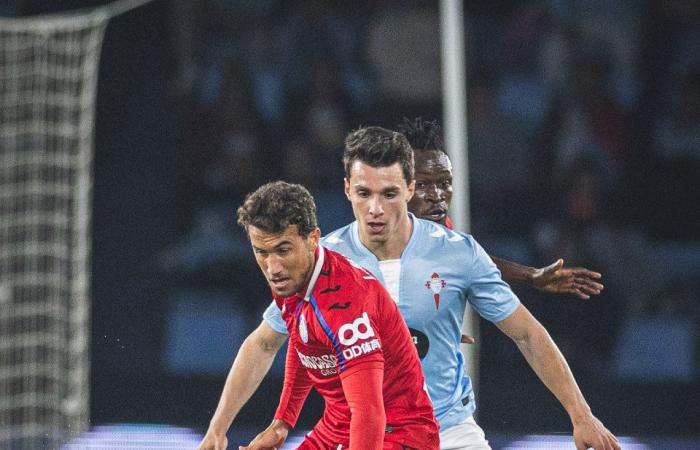 الدوري الإسباني، سيلتا فيجو يتقدم على خيتافي 1-0 في الشوط الأول (صور)الإثنين 04/نوفمبر/2024 - 11:05 م
تقدم فريق سيلتا فيجو على نظيره خيتافي بنتيجة 1-0 في الشوط الأول من المباراة التي تجمع بينهما على ملعب ضمن منافسات الجولة 12 من الدوري الإسباني لكرة القدم - الليجا. جاء هدف سيلتا فيجو عن طريق اللاعب أناستاسيوس دوفيكاس في الدقيقة 7. وفي نفس الجولة حقق فريق أتلتيكو مدريد الفوز على ضيفه لاس بالماس