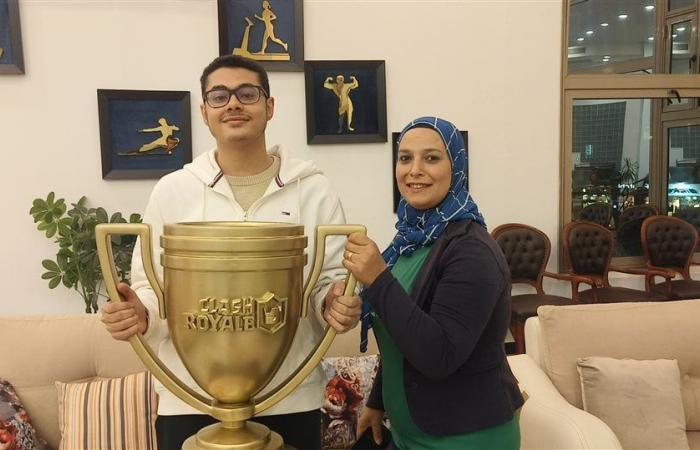 فيتو في منزل طالب المنصورة الفائز بكأس العالم للرياضات الإلكترونية (فيديو وصور)الخميس 07/نوفمبر/2024 - 02:58 ص
فاز بالمركز الأول للمرة الثانية على التوالي.. فيتو في منزل طالب المنصورة الفائز بكأس العالم للرياضات الإلكترونية لعام 20224