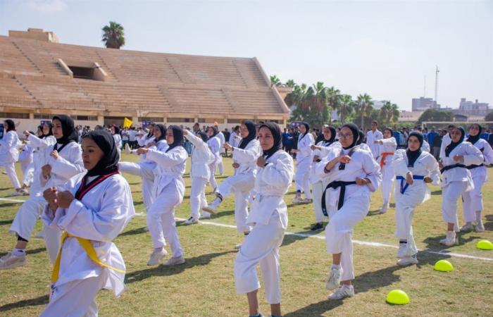 جامعة طنطا تنظم مهرجانًا رياضيًّا ضمن فعاليات "مبادرة 100 يوم رياضة"الجمعة 08/نوفمبر/2024 - 02:03 م
نظمت جامعة طنطا مهرجان الجامعة الرياضي ضمن فعاليات "مبادرة 100 يوم رياضة" التي أطلقتها وزارة التعليم العالي والبحث العلمي في سبتمبر الماضي، وتأتي هذه الفعالية في إطار خطة الوزارة لتنفيذ مبادرة السيد رئيس الجمهورية للتنمية البشرية "بداية جديدة لبناء الإنسان". جامعة طنطا تنظم مهرجانًا رياضيًّا ضمن فعاليات