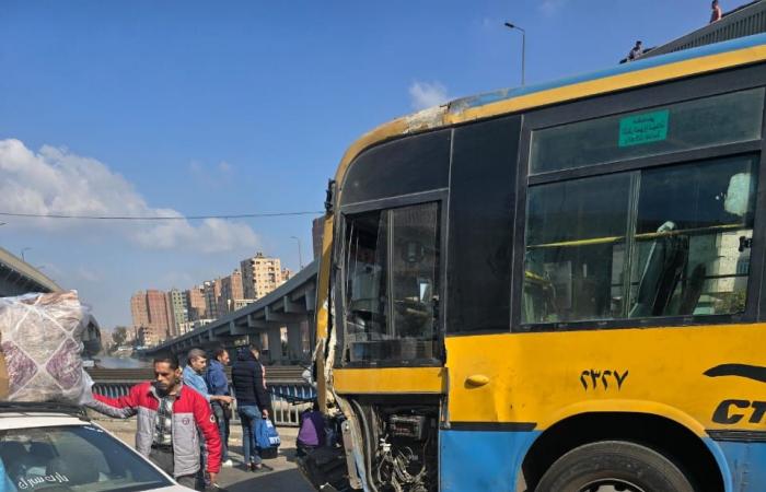 إصابة 3 أشخاص في حادث تصادم بالقليوبيةالجمعة 15/نوفمبر/2024 - 12:50 م
اصيب 3 اشخاص في حادث تصادم اتوبيس امام كوبري الثلاجه بالطريق السريع دائره قسم اول شبرا الخيمة، محافظة القليوبية