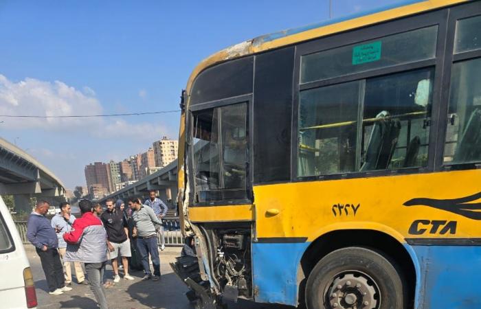 إصابة 3 أشخاص في حادث تصادم بالقليوبيةالجمعة 15/نوفمبر/2024 - 12:50 م
اصيب 3 اشخاص في حادث تصادم اتوبيس امام كوبري الثلاجه بالطريق السريع دائره قسم اول شبرا الخيمة، محافظة القليوبية