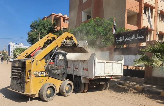 رفع 60 طن مخلفات خلال حملة نظافة فى سوهاجالجمعة 15/نوفمبر/2024 - 12:02 م
قامت الوحدة المحلية لمركز ومدينة جهينة برئاسة ممدوح عباس رئيس المركز وبإشراف محمد عبد العظيم عبد الحميد نائب رئيس المركز؛ بحملة نظافة لرفع المخلفات وتراكمات القمامة بجوار المدارس بدائرة مدينة جهينة. الحملة تستهدف أمام المدارس والشوارع الرئيسية والجانبية استهدفت الحملة دفع سيارة المكبس لرفع وتفريغ