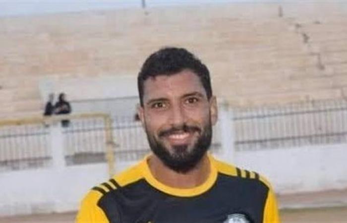 وفاة محمد شوقي لاعب كفر الشيخ.. الإهمال وغياب الرعاية كلمة السر ووزارة الرياضة تجري تحقيقا سريعاالثلاثاء 19/نوفمبر/2024 - 02:38 م
توفي في ساعة مبكرة من صباح اليوم الثلاثاء، لاعب نادي كفر الشيخ محمد شوقي مدافع الفريق، وذلك إثر الأزمة القلبية التي تعرض لها في مباراة القزازين وكفر الشيخ.