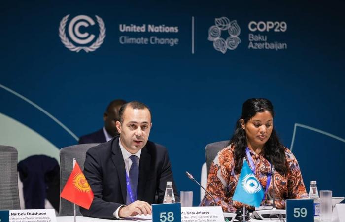 مؤتمر الأطراف COP29 يناقش سبل تأمين وظائف خضراء في المستقبلالثلاثاء 19/نوفمبر/2024 - 05:25 م
شهد مؤتمر الأطراف COP29 في دورته التاسعة والعشرين اليوم الثلاثاء عقد مائدة مستديرة رفيعة المستوى تناولت قضية حيوية تتمثل في تأمين مجموعة من المواهب القادرة على شغل الوظائف المقاومة للتغيرات المناخية، بالإضافة إلى إعادة تدريب القوى العاملة الحالية لتتناسب مع المتطلبات الجديدة لسوق العمل الأخضر. التحديات