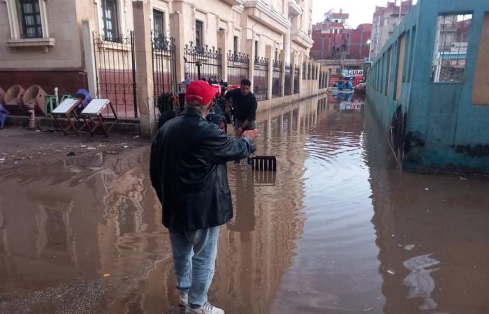 محافظ الدقهلية يتابع جهود المراكز في التعامل الفوري مع الأمطار (صور)الثلاثاء 19/نوفمبر/2024 - 06:49 م
محافظ الدقهلية يتابع جهود المراكز والمدن في التعامل الفوري مع سقوط الأمطار..صور