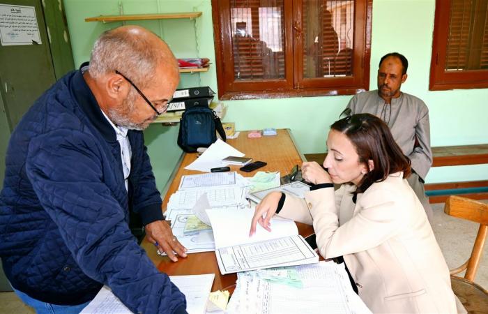 محافظ البحيرة تتفقد سير العمل بجمعية صلاح الدين التعاونية الزراعية ببدر (صور)الثلاثاء 19/نوفمبر/2024 - 06:07 م
فاجئت اليوم الدكتورة جاكلين عازر - محافظ البحيرة جمعية صلاح الدين التعاونية الزراعية للأراضي المستصلحة بقرية صلاح الدين بمركز ومدينة بدر، حيث تابعت سجلات الحيازات الزراعية وبيانات صرف الأسمدة