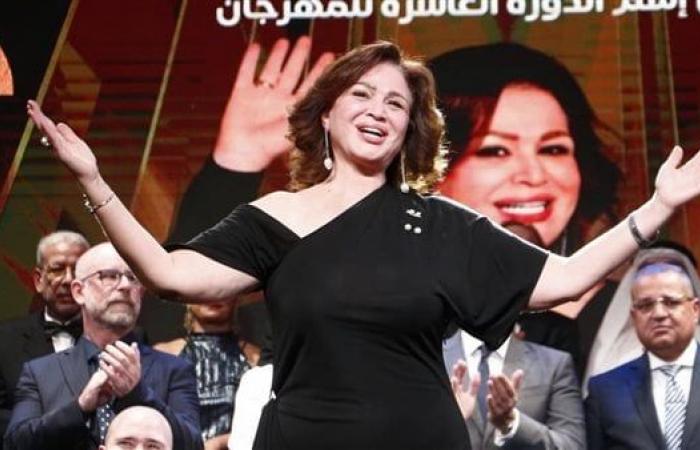 إلهام شاهين تبدأ تصوير "سيد الناس" الثلاثاء المقبلالجمعة 29/نوفمبر/2024 - 01:49 م
وتلعب الهام شاهين شخصية عمته التي تقف بجانبه في المشاكل التي يتعرض لها خلال أحداث العمل، ويكون الأمر مختلفاً