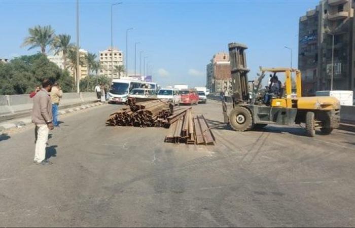 انتظام الحركة المرورية بالطريق الزراعى فى القليوبية ( صور)السبت 30/نوفمبر/2024 - 11:37 ص
شهد الطريق الزراعي انقلاب سيارة نقل كبيرة محملة كمر حديد عند قليوب محافظة القليوبية اتجاه القاهرة مما