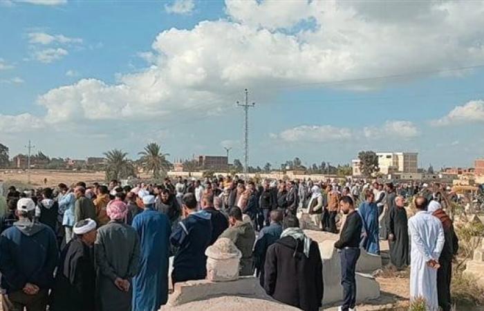 أهالى الإسماعيلية يشيعون طبيب الغلابة لمثواه الأخير (صور)السبت 14/ديسمبر/2024 - 02:29 م
خيم الحزن على العشرات من أهالي محافظة الإسماعيلية وتحديدا مركز ومدينة التل الكبير حزنا على فقيد التل الكبير الدكتور أحمد عبده سالمان