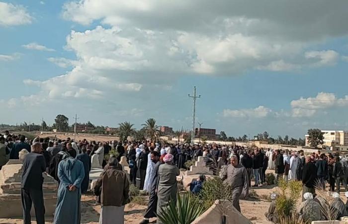 أهالى الإسماعيلية يشيعون طبيب الغلابة لمثواه الأخير (صور)السبت 14/ديسمبر/2024 - 02:29 م
خيم الحزن على العشرات من أهالي محافظة الإسماعيلية وتحديدا مركز ومدينة التل الكبير حزنا على فقيد التل الكبير الدكتور أحمد عبده سالمان