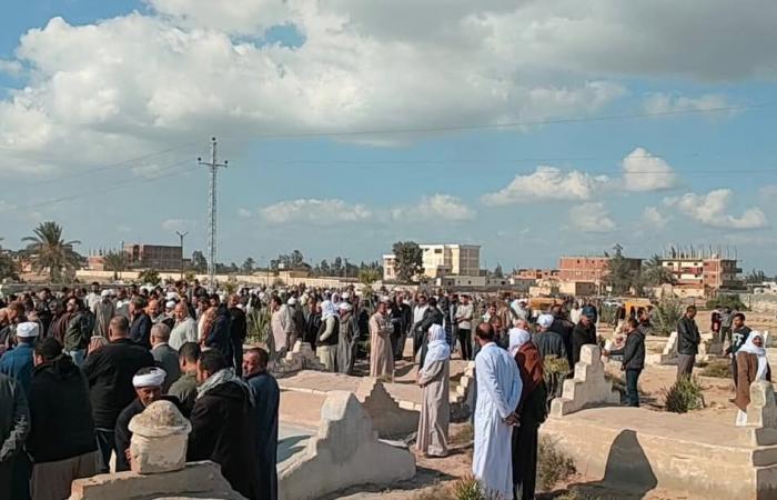 أهالى الإسماعيلية يشيعون طبيب الغلابة لمثواه الأخير (صور)السبت 14/ديسمبر/2024 - 02:29 م
خيم الحزن على العشرات من أهالي محافظة الإسماعيلية وتحديدا مركز ومدينة التل الكبير حزنا على فقيد التل الكبير الدكتور أحمد عبده سالمان