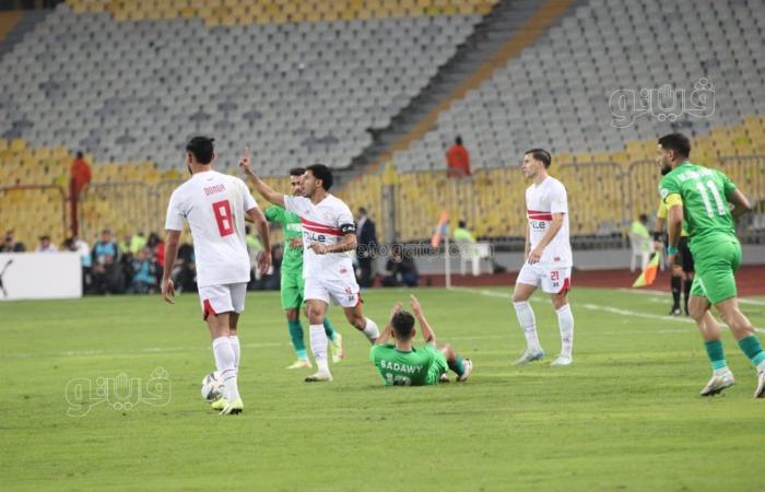 جماهير الزمالك تسخر من كهربا بعد تسببه في توديع الأهلي "إنتركونتننتال" (فيديو)الأحد 15/ديسمبر/2024 - 09:35 م
سخرت جماهير الزمالك من مدرجات إستاد برج العرب من محمود كهربا لاعب النادي الاهلي بعد إهداره ركلة جزاء يوم أمس والتسبب في توديع فريقه بطولة كأس إنتركونيتننتال.