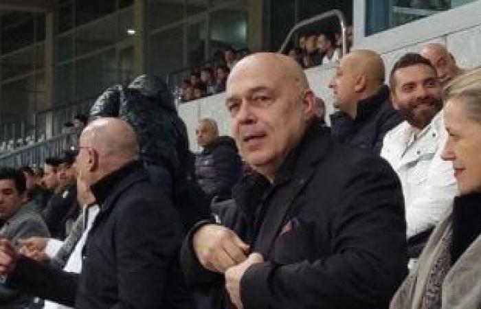 جروس يشاهد مباراة الزمالك والمصرى من مقصورة استاد برج العرب