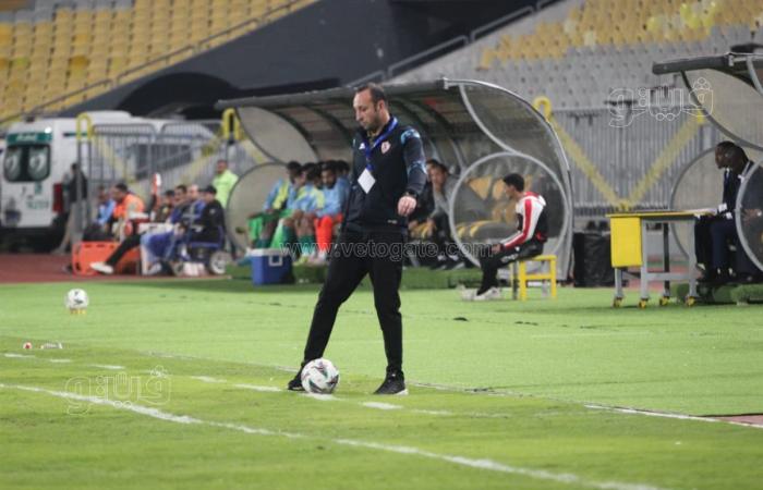 جماهير الزمالك تسخر من كهربا بعد تسببه في توديع الأهلي "إنتركونتننتال" (فيديو)الأحد 15/ديسمبر/2024 - 09:35 م
سخرت جماهير الزمالك من مدرجات إستاد برج العرب من محمود كهربا لاعب النادي الاهلي بعد إهداره ركلة جزاء يوم أمس والتسبب في توديع فريقه بطولة كأس إنتركونيتننتال.