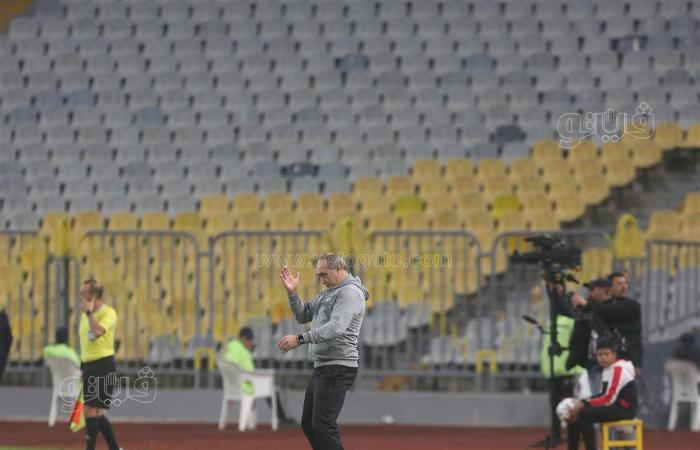 جماهير الزمالك تسخر من كهربا بعد تسببه في توديع الأهلي "إنتركونتننتال" (فيديو)الأحد 15/ديسمبر/2024 - 09:35 م
سخرت جماهير الزمالك من مدرجات إستاد برج العرب من محمود كهربا لاعب النادي الاهلي بعد إهداره ركلة جزاء يوم أمس والتسبب في توديع فريقه بطولة كأس إنتركونيتننتال.