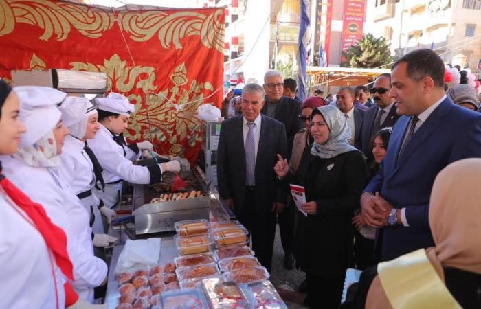 نائب محافظ دمياط تفتتح معرض "مبادرة جديدة" لتسويق منتجات المدارس (صور)الأحد 15/ديسمبر/2024 - 04:57 م
افتتحت المهندسة شيماء الصديق، نائب محافظ دمياط معرض "مبادرة بداية جديدة لتسويق منتجات المدارس " تحت رعاية الدكتور أيمن الشهابى محافظ دمياط، ويضم مجموعة متنوعة من منتجات المدارس الفنية في المحافظة، وذلك في خطوة للتأكيد اهتمام المحافظة بتنمية مهارات ودعم الانتاج المحلي، وذلك بحضور ياسر عمار ة، وكيل وزارة