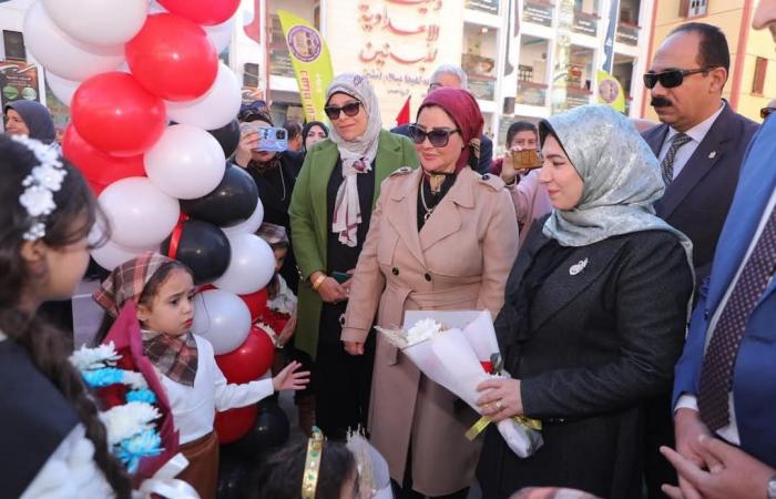 نائب محافظ دمياط تفتتح معرض "مبادرة جديدة" لتسويق منتجات المدارس (صور)الأحد 15/ديسمبر/2024 - 04:57 م
افتتحت المهندسة شيماء الصديق، نائب محافظ دمياط معرض "مبادرة بداية جديدة لتسويق منتجات المدارس " تحت رعاية الدكتور أيمن الشهابى محافظ دمياط، ويضم مجموعة متنوعة من منتجات المدارس الفنية في المحافظة، وذلك في خطوة للتأكيد اهتمام المحافظة بتنمية مهارات ودعم الانتاج المحلي، وذلك بحضور ياسر عمار ة، وكيل وزارة