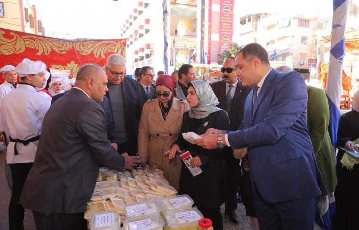 نائب محافظ دمياط تفتتح معرض "مبادرة جديدة" لتسويق منتجات المدارس (صور)الأحد 15/ديسمبر/2024 - 04:57 م
افتتحت المهندسة شيماء الصديق، نائب محافظ دمياط معرض "مبادرة بداية جديدة لتسويق منتجات المدارس " تحت رعاية الدكتور أيمن الشهابى محافظ دمياط، ويضم مجموعة متنوعة من منتجات المدارس الفنية في المحافظة، وذلك في خطوة للتأكيد اهتمام المحافظة بتنمية مهارات ودعم الانتاج المحلي، وذلك بحضور ياسر عمار ة، وكيل وزارة