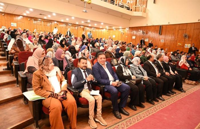 جامعة الفيوم تنظم الملتقى الطلابي الأول لوحدة مناهضة العنف ضد المرأةالإثنين 16/ديسمبر/2024 - 02:09 م
أكدت مدير وحدة مناهضة العنف ضد المرة، بجامعة الفيون، أن تمكين المرأة والحفاظ على حقوقها وإبراز دورها في بناء الأسرة والمجتمع وصون كرامتها، واجب مجتمعي يقع على عاتق الجميع