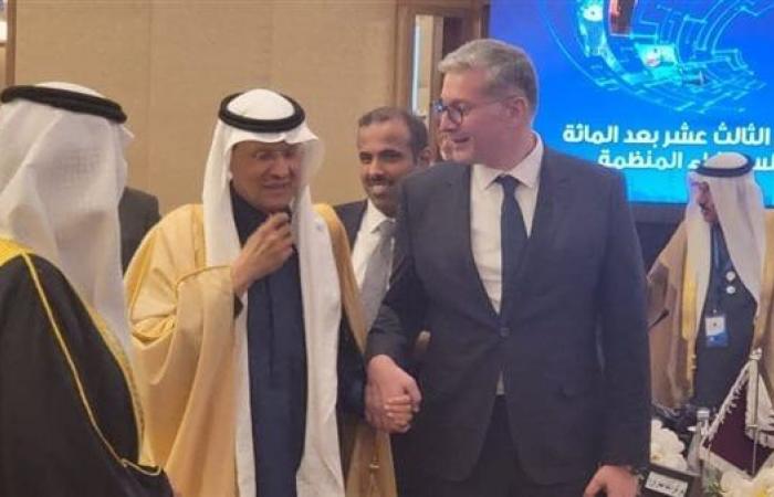 بدوي يبحث مع وزير الطاقة السعودي تعزيز التعاون في مجال البترول والغاز والبتروكيماوياتالثلاثاء 17/ديسمبر/2024 - 11:29 ص
التقى المهندس كريم بدوي وزير البترول والثروة المعدنية الوزير مع الأمير عبد العزيز بن سلمان وزير الطاقة بالمملكة العربية السعودية. جاء ذلك في إطار مشاركة المهندس كريم بدوي وزير البترول والثروة المعدنية في فعاليات الاجتماع 113 لمجلس وزراء منظمة الأقطار العربية المصدرة للبترول (أوابك) والذي عُقد بدولة