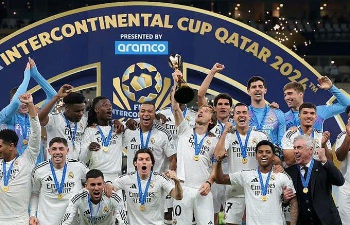 لحظة تتويج ريال مدريد بـ كأس إنتركونتيننتال (فيديو وصور)الأربعاء 18/ديسمبر/2024 - 09:56 م
توج ريال مدريد بلقب كأس إنتركونتيننتال، بعد فوزه على نظيره باتشوكا المكسيكي، بثلاثية نظيفة في المباراة التي جمعتهما على ملعب استاد لوسيل، ضمن نهائي كأس القارات للأندية “إنتركونتيننتال”.