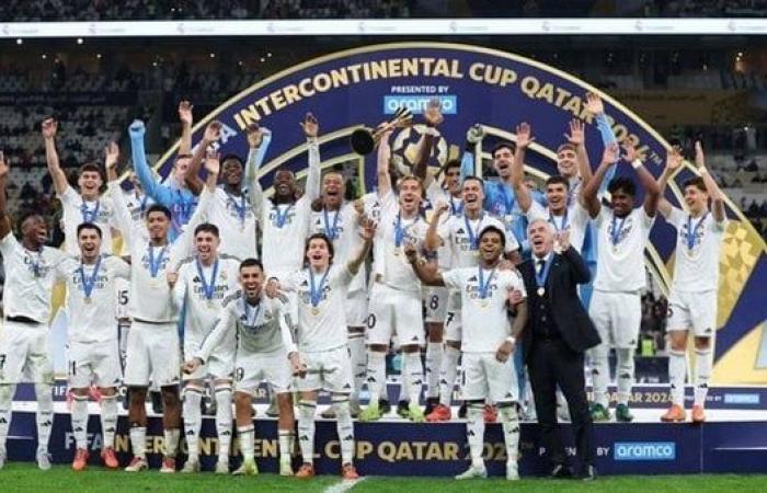 لحظة تتويج ريال مدريد بـ كأس إنتركونتيننتال (فيديو وصور)الأربعاء 18/ديسمبر/2024 - 09:56 م
توج ريال مدريد بلقب كأس إنتركونتيننتال، بعد فوزه على نظيره باتشوكا المكسيكي، بثلاثية نظيفة في المباراة التي جمعتهما على ملعب استاد لوسيل، ضمن نهائي كأس القارات للأندية “إنتركونتيننتال”.