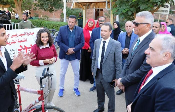 محافظ أسوان يسلم دراجات للطلاب الفائزين في ندوات نشر الوعي البيئي (صور)الخميس 19/ديسمبر/2024 - 03:12 م
سلم اللواء دكتور إسماعيل كمال محافظ أسوان درجات للطلاب والطالبات الفائزين فى المنافسات التى تم تنفيذها داخل الندوات التوعوية لنشر الوعى البيئى للطلاب