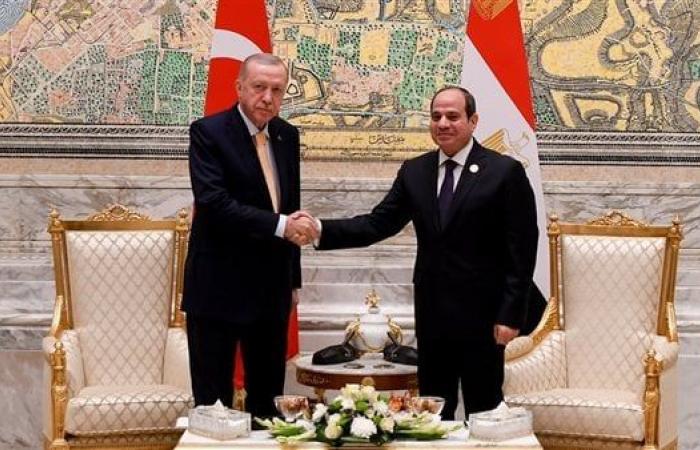 السيسي وأردوغان يؤكدان ضرورة تكثيف التنسيق حيال أزمات الشرق الأوسط لإحلال السلامالخميس 19/ديسمبر/2024 - 06:28 م
تناول لقاء الرئيس السيسي ونظيره التركي تطورات الأوضاع في منطقة الشرق الأوسط، حيث تم التأكيد على ضرورة تكثيف التنسيق والتشاور بين البلدين حيال الأزمات في المنطقة لضمان إحلال السلام والاستقرار.