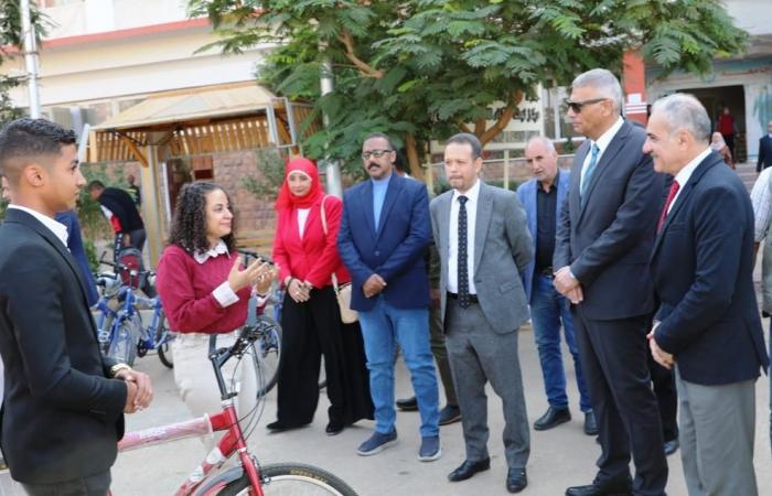 محافظ أسوان يسلم دراجات للطلاب الفائزين في ندوات نشر الوعي البيئي (صور)الخميس 19/ديسمبر/2024 - 03:12 م
سلم اللواء دكتور إسماعيل كمال محافظ أسوان درجات للطلاب والطالبات الفائزين فى المنافسات التى تم تنفيذها داخل الندوات التوعوية لنشر الوعى البيئى للطلاب