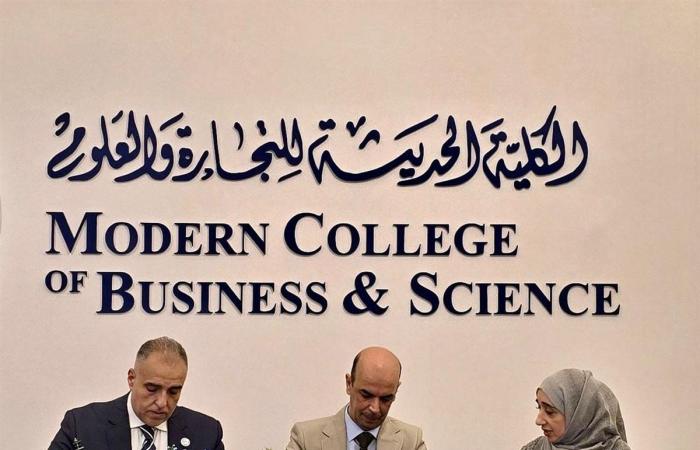 جامعة مصر للعلوم والتكنولوجيا تتعاون مع سلطنة "عمان" و"الإمارات" لتعزيز التبادل الأكاديميالخميس 19/ديسمبر/2024 - 01:44 م
في خطوة هامة لتعزيز التعاون الأكاديمي في المنطقة، أعلنت جامعة مصر للعلوم والتكنولوجيا عن شراكات استراتيجية مع سلطنة عمان والإمارات العربية المتحدة، حيث أعلنت الجامعة عن توقيع اتفاقية شراكة استراتيجية مع وزارة التعليم العالي العمانية، تهدف هذه الشراكة إلى توسيع آفاق التبادل الأكاديمي والبحثي بين البلدين، وتوفير فرص تعليمية متميزة للطلاب العمانيين، وذلك تحت رعاية خالد الطوخي رئيس مجلس أمناء جامعة مص