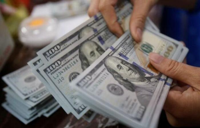 ارتفاع سعر الدولار في البنوك مساء الخميس 19-12-2024الخميس 19/ديسمبر/2024 - 06:18 م
سعر الدولار، شهد سعر الدولا ر اليوم حالة من الارتفاع بنحو 4 قروش ، مقابل الجنيه، في ختام تعاملات اليوم الخميس 19 ديسمبر 2024 فى البنك المركزى والبنوك المصرية.