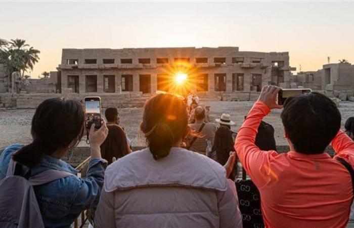 السياحة تكشف تفاصيل تعامد الشمس على المحور الرئيسى لمعابد الكرنكالسبت 21/ديسمبر/2024 - 02:11 م
شهدت معابد الكرنك اليوم السبت، ظاهرة تعامد الشمس على المحور الرئيسي للمعابد، وهي الظاهرة التي تحدث في يوم 21 ديسمبر من كل عام،