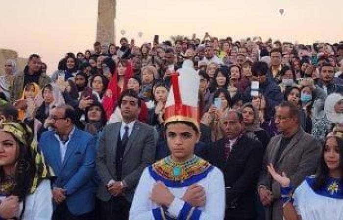 احتفال السياح بتعامد الشمس على مقصورة قدس الأقداس بمعابد الكرنك.. فيديو وصور