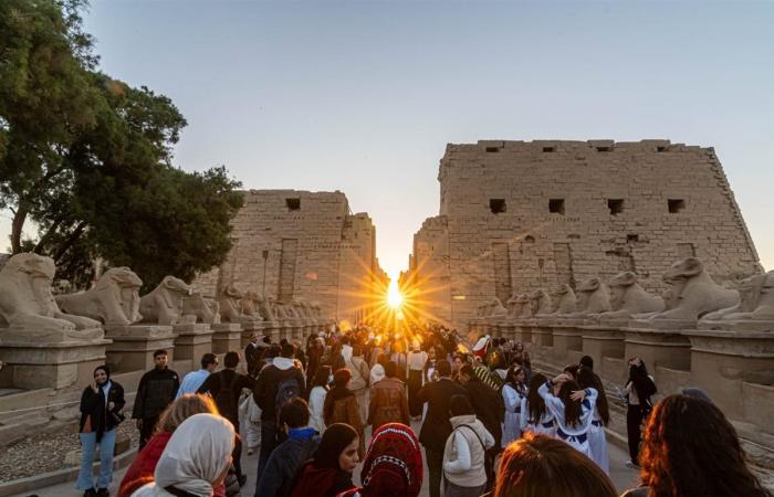 السياحة تكشف تفاصيل تعامد الشمس على المحور الرئيسى لمعابد الكرنكالسبت 21/ديسمبر/2024 - 02:11 م
شهدت معابد الكرنك اليوم السبت، ظاهرة تعامد الشمس على المحور الرئيسي للمعابد، وهي الظاهرة التي تحدث في يوم 21 ديسمبر من كل عام،