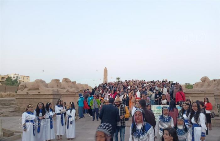 بدء توافد السائحين لمشاهدة ظاهرة تعامد الشمس بالكرنك في الأقصر (صور)السبت 21/ديسمبر/2024 - 06:37 ص
بدأ المئات من السائحين متعددى الجنسيات المختلفة من حول العالم في التوافد على معبد الكرنك في الأقصر لمشاهدة ظاهرة تعامد الشمس على قدس الأقداس الإله آمون رع، ويأتي هذا الاحتفال للعام الـ17 على التوالي.