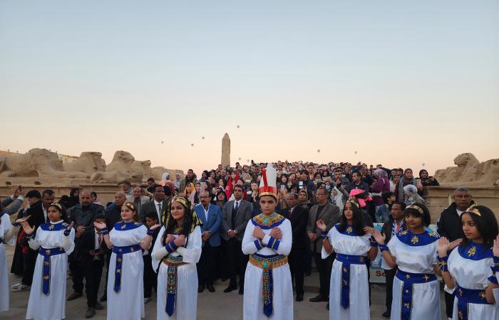 احتفال السياح بتعامد الشمس على مقصورة قدس الأقداس بمعابد الكرنك.. فيديو وصور