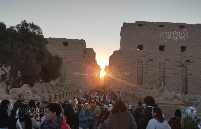 محافظ الأقصر: ظاهرة تعامد الشمس بالكرنك تنشيط للسياحةالسبت 21/ديسمبر/2024 - 11:59 ص
شهدت محافظة الأقصر صباح اليوم السبت ظاهرة تعامد الشمس على قدس الأقداس في مجمع معابد الكرنك 2024، وسط حضور جماهيري من أبناء الأقصر وآلاف السائحين، والتي تعد فريدة من نوعها تحدث سنوياً.