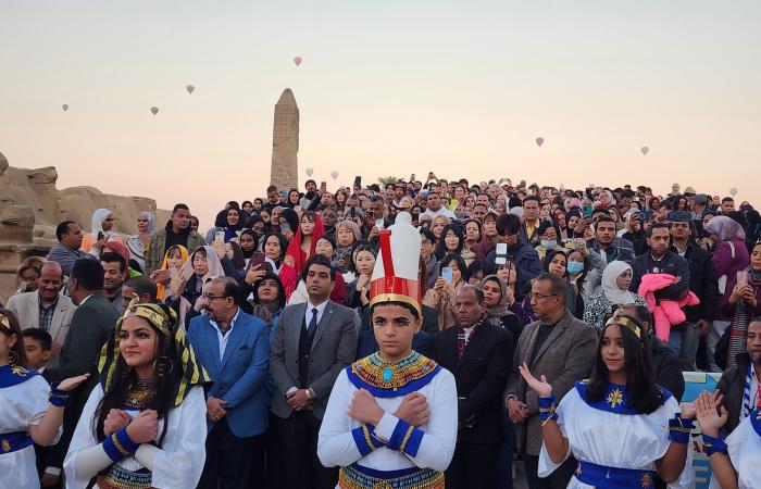 احتفال السياح بتعامد الشمس على مقصورة قدس الأقداس بمعابد الكرنك.. فيديو وصور