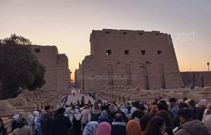 بدء توافد السائحين لمشاهدة ظاهرة تعامد الشمس بالكرنك في الأقصر (صور)السبت 21/ديسمبر/2024 - 06:37 ص
بدأ المئات من السائحين متعددى الجنسيات المختلفة من حول العالم في التوافد على معبد الكرنك في الأقصر لمشاهدة ظاهرة تعامد الشمس على قدس الأقداس الإله آمون رع، ويأتي هذا الاحتفال للعام الـ17 على التوالي.