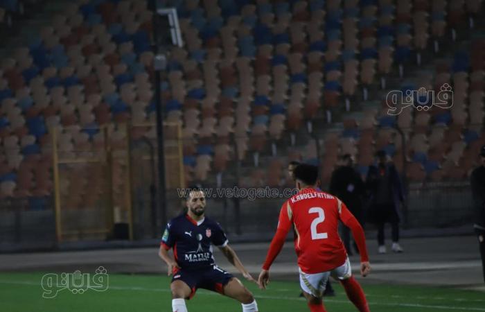 شاهد، رد فعل دكة بدلاء الأهلي بعد هدف شباب بلوزدادالأحد 22/ديسمبر/2024 - 06:53 م
تعادل النادي الأهلي مع نظيره شباب بلوزداد بنتيجة 1-1 في الشوط الأول من المباراة التي تجمع الفريقين في الجولة الثالثة من دور المجموعات ببطولة دوري أبطال إفريقيا. ورصدت عدسة فيتو المتواجدة في استاد القاهرة الدولي رد فعل دكة بدلاء النادي الأهلي عقب تسجيل فريق شباب بلوزداد هدف التقدم في المباراة التي تجمع