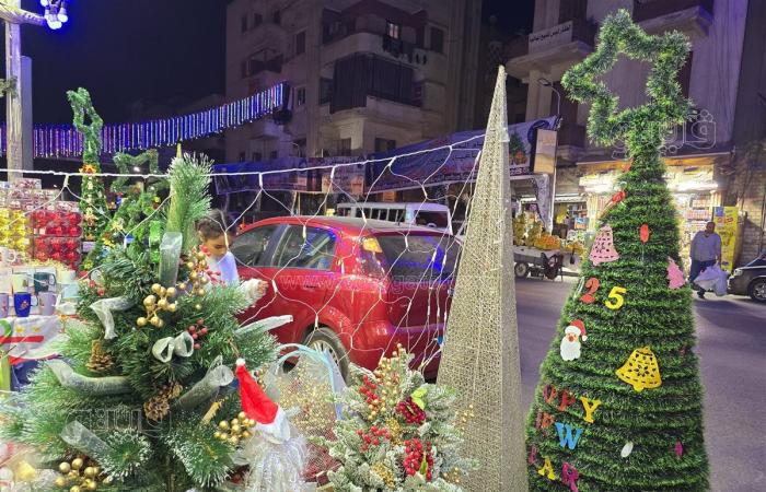 شارع شبرا، أجواء الكريسماس تُضفي البهجة وسط زحام القاهرة (فيديو وصور)الإثنين 23/ديسمبر/2024 - 08:00 م
مع اقتراب نهاية العام، يتحول شارع شبرا، أحد أشهر شوارع القاهرة، إلى وجهة مميزة لمحبي الاحتفال بالكريسماس ورأس السنة . الزينة المعلقة على واجهات المحال التجارية والأضواء المتلألئة تضفي طابعًا احتفاليًا خاصًا، بينما يتوافد الناس من مختلف المناطق للاستمتاع بالأجواء وشراء مستلزمات الاحتفال. عند التجول