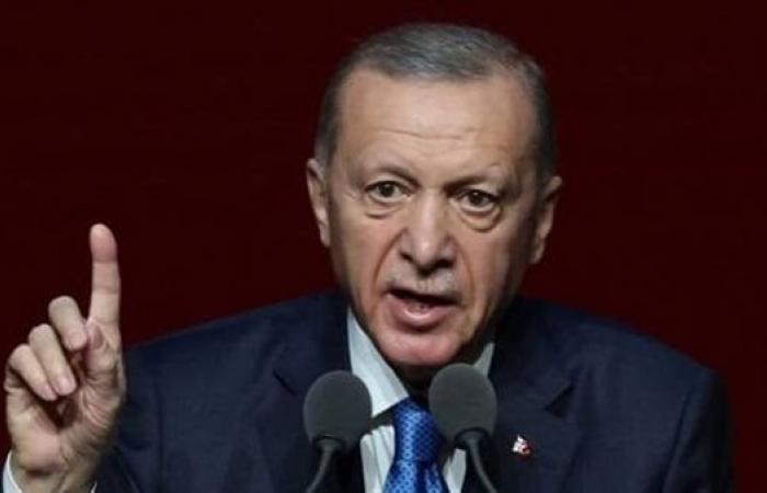 أردوغان يهنئ يهود تركيا بعيد الحانوكا: أتمنى لكم الهناءالخميس 26/ديسمبر/2024 - 08:43 م
هنأ الرئيس التركي رجب طيب أردوغان، اليوم الخميس، أبناء الطائفة اليهودية في تركيا بمناسبة عيد الأنوار المعروف بـ حانوكا .