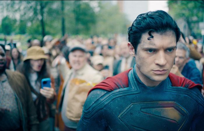 جيمس جان يحذر الجمهور من سوداوية فيلم Superman الجديدالخميس 26/ديسمبر/2024 - 01:00 م
Superman ، حذر المخرج جيمس جان، الجمهور من سوداوية النسخة الجديدة من فيلم Superman. وقال جان في تصريحات صحفية:" إن هناك الكثير من السوداوية في فيلم سوبرمان..ليس الأمر أن سوبرمان يتعامل مع الأمل، والتفاؤل في أوقات مشرقة، بل إنه يتعامل مع الأمل والتفاؤل في أوقات صعبة للغاية، أوقات مظلمة.. وهذا هو