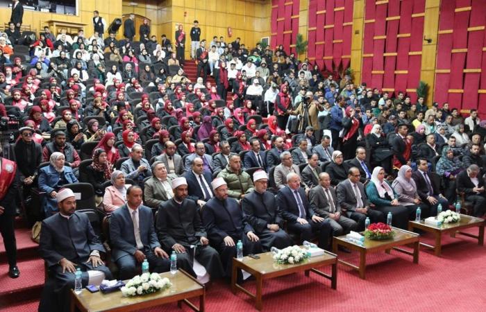 مفتي الجمهورية: العقل ركيزة الفَهم الصحيح للإسلام وعصارة التفاعل بين الوحي والواقعالخميس 26/ديسمبر/2024 - 09:16 م
أكَّد الدكتور نظير محمد عيَّاد - مفتي الجمهورية ، رئيس الأمانة العامة لدُور وهيئات الإفتاء في العالم- خلال كلمته في ندوة دَور العقل في فهم صحيح الدين بجامعة قناة السويس، أن العقل في الإسلام لا يُعد مجرد أداة تفكير، بل هو الركيزة الأساسية لفهم صحيح الدين، وأن التكامل بين العقل والوحي هو السبيل الأوحد