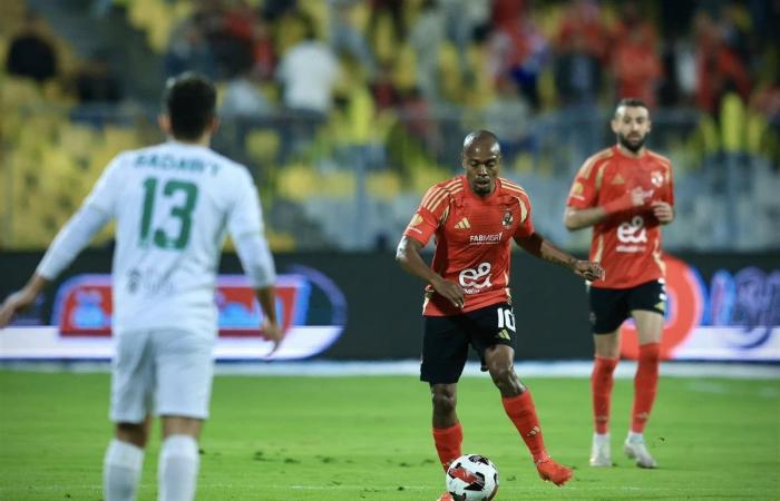 مروان عطية أفضل لاعب في مباراة الأهلي والمصريالخميس 26/ديسمبر/2024 - 10:32 م
حصل مروان عطية لاعب النادي الأهلي علي جائزة أفضل لاعب في مباراة فريقه امام المصري البورسعيدي في اللقاء الذي أقيم اليوم الخميس في بطولة الدوري المصري الممتاز