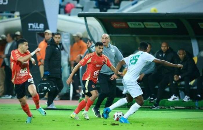 الشوط الأول.. الأهلي يتقدم على المصري بهدف عطية الله في الدوري.. صور