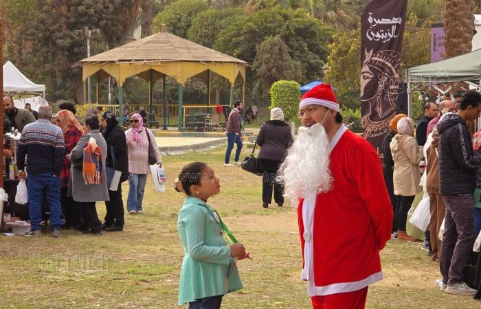 بابا نويل يستقبل زوار المهرجان المصري للزيتون (فيديو وصور)الجمعة 27/ديسمبر/2024 - 03:00 م
استقبل شاب يرتدي زي " بابا نويل " زوار المهرجان المصري للزيتون في نسخته الثالثة. الشاب الذي لفت الأنظار بتفاصيل زيه الأحمر والقبعة الشهيرة، كان يتجول بين الأجنحة ويستقبل الزوار بابتسامة ودودة والتقطوا الصور التذكارية مع الأطفال والكبار، بعد توزيع الهدايا عليهم ومداعبتهم وإدخال الفرح والسرور على قلوبهم