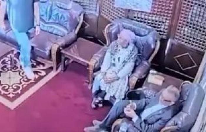 لحظة هروب مدير منظمة الصحة العالمية أثناء قصف إسرائيل لمطار صنعاء.. فيديو