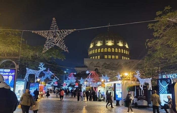 مشاهد احتفالات الأطفال بأعياد الكريسماس في المنصورة (صور)الأربعاء 01/يناير/2025 - 12:11 ص
رصدت “فيتو” احتفال الأطفال بالكريسماس على طريقتهم الخاصة وقاموا بإلقاء البلالين في نهر النيل في المنصوره حيث قام الأطفال بإلقاء البلالين الحمراء والألوان المختلفة داخل نهر النيل. وانتعشت حركة بيع كاب بابا نويل بشوارع المنصورة تزامنًا مع الاحتفال بالعام الميلادي الجديد الكريسماس. ووقف بائعو كاب